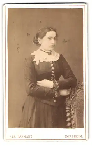 Fotografie Alb. Bäsmann, Northeim, Breitestr. 50, Junge Dame in modischer Kleidung