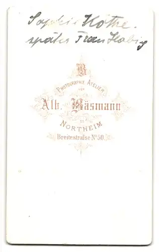 Fotografie Alb. Bäsmann, Northeim, Breitestr. 50, Junge Dame in modischer Kleidung