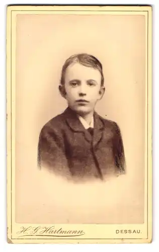 Fotografie H. G. Hartmann, Dessau, Franzstr. 24 b, Junger Mann in modischer Kleidung