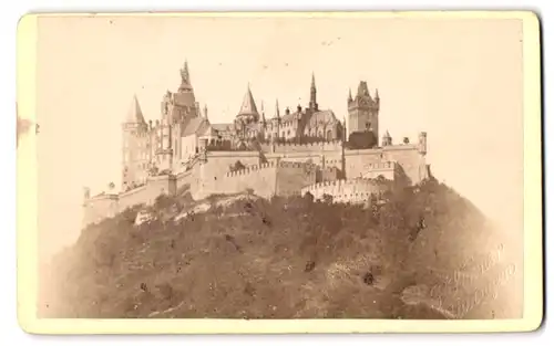 Fotografie unbekannter Fotograf, Ansicht Bisingen, Blick auf die Burg Hohenzollern des Königs-Kaiserhauses Hohenzoller