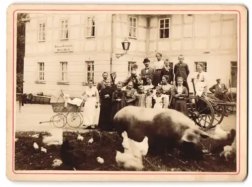 Fotografie unbekannter Fotograf, Ansicht Eisenberg, Gäste am Restaurant Froschmühle mit Schwein und Hühnern, 1902
