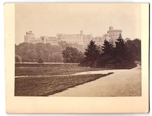 Fotografie unbekannter Fotograf, Ansicht Windsor, Blick auf Windsor Castle von hinten gesehen