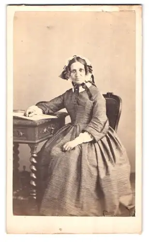 Fotografie de Cazot, Lyon, Place de Terreaux 6, Portrait ältere Dame im karierten Biedermeierkleid mit Haube