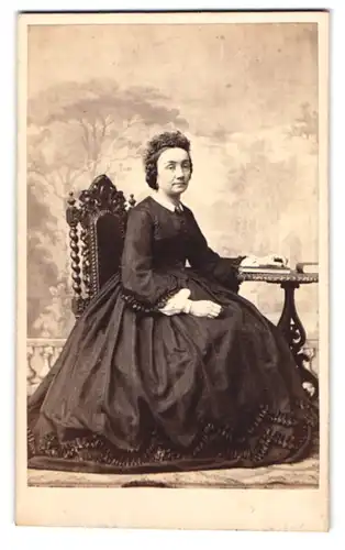 Fotografie J. Martin, Lyon, Rue de Bourbon 35, Portrait Dame im dunklen Reifrock Kleid posiert sitzend im Atelier