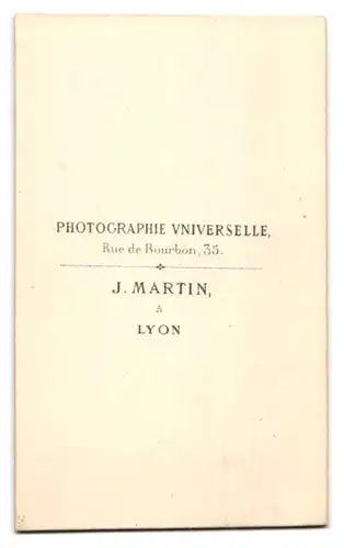 Fotografie J. Martin, Lyon, Rue de Bourbon 35, Portrait Dame im dunklen Reifrock Kleid posiert sitzend im Atelier