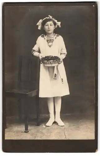 Fotografie unbekannter Fotograf und Ort, Portrait junge Frau als Blumenmädchen im mit Haarschleifen