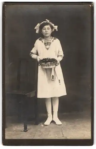 Fotografie unbekannter Fotograf und Ort, Portrait junges Mädchen im hellen Kleid mit Haarschleifen als Blumenmädchen