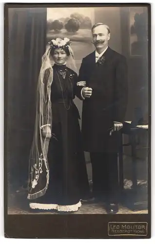 Fotografie Leo Molitor, Neustadt i. Schw., Portrait Brautpaar Justina und Adolf Heizmann im schwarzen Hochzeitskleid