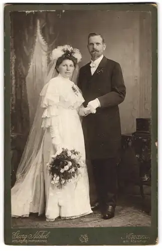 Fotografie Georg Nickel, Nürnberg, am Sternthor, Portrait Brautleute Müller im Hochzeitskleid und Anzug