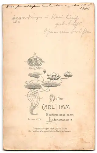 Fotografie Carl Timm, Harburg a. Elbe, Lindenstr. 18, Brautpaar im Hochzeitskleid und Anzug mit zylinder, 1906