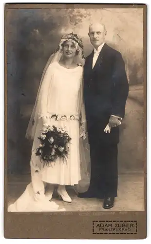 Fotografie Adam Zuber, Franzensbad, Portrait Hochzeitspaar im Hochzeitskleid und Anzug mit Brautstrauss