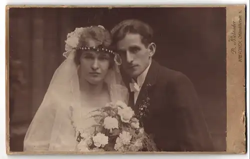 Fotografie B. Nieländer, München, Ohlmüllerstr. 3, junges Brautpaar im Hochzeitskleid mit Schleier und Anzug
