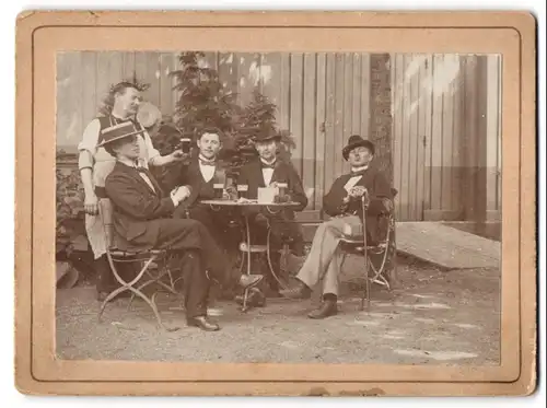 Fotografie unbekannter Fotograf und Ort, Wirt serviert vier jungen Herren eine Runde Schwarzbier