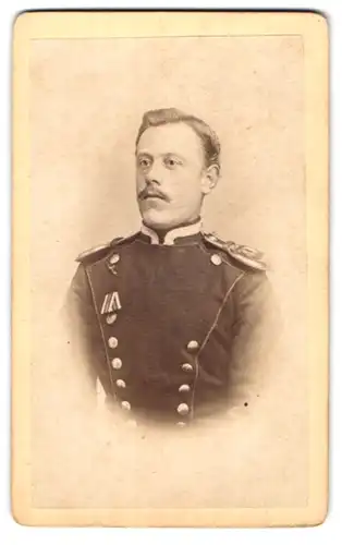 Fotografie C. Autenrieth, Cannstatt, Portrait Uffz. in Ulanen Unform mit Epauletten und Orden an der Brust