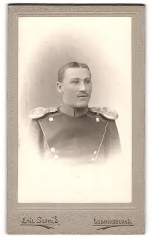 Fotografie Emil Schmid, Ludwigsburg, Portrait Soldat in Ulanen Uniform mit Epauletten und Moustache