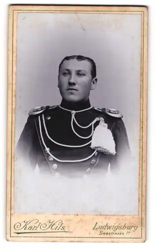 Fotografie Karl Hils, Ludwigsburg, Seestr. 1a, Portrait junger Ulan in Uniform mit Epauletten und Schützenschnur