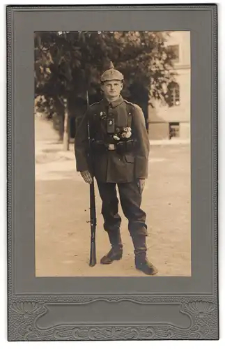 Fotografie Kuhn, Heilbronn, Schillerstr., junger Soldat in Uniform Rgt. 52 mit Ausmarschgepäck und Tarnbezug Pickelhaube