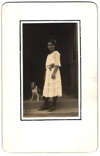 Fotografie unbekannter Fotograf und Ort, Portrait junge Dame posiert mit ihrem Hund im Hauseingang