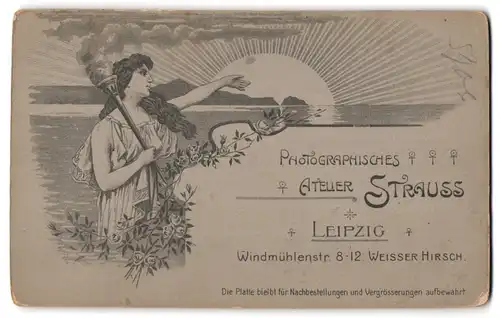 Fotografie Atelier Strauss, Leipzig, Windmühlenstr. 8-12, Frau in Toga mit Fackel ind er Hand vor einem Sonnenaufgang