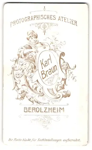 Fotografie Karl Braun, Berolzheim, Frau hällt Wappen des Fotografen in den armen