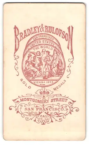 Fotografie Bradley & Rolofson, San Franscisco, Schriftzug des Fotografen in floraler Umrandung