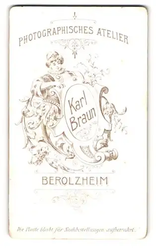 Fotografie Karl Braun, Berolzheim, Knabe hällt Wappen des Fotografen im Arm