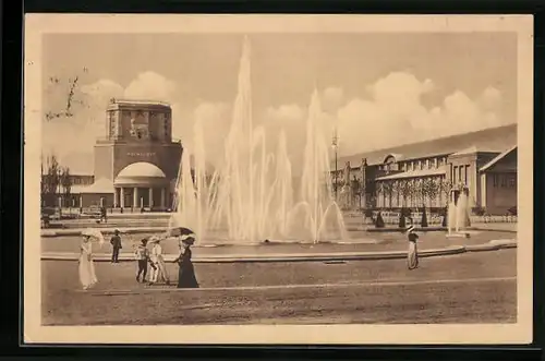 AK Leipzig, Internationale Baufachausstellung mit Sonderausstellungen 1913, Passanten am Leuchtspringbrunnen