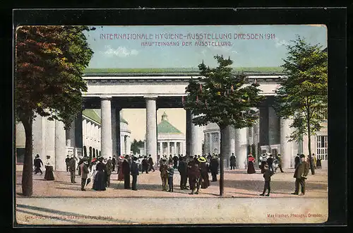 AK Dresden, Internationale Hygieneausstellung 1911, Passanten am Haupteingang