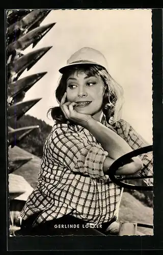 AK Schauspielerin Gerlinde Locker mit Schirmmütze