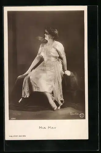 AK Schauspielerin Mia May im glänzenden Kleid
