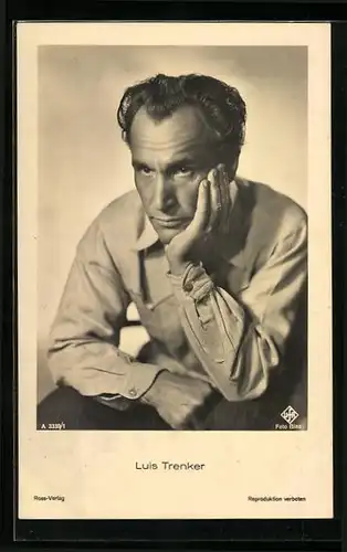AK Schauspieler Luis Trenker mit aufgestütztem Kopf