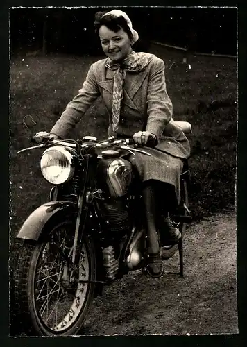 Fotografie Motorrad NSU, Brünette Hausfrau im Sonntagskleid auf Krad sitzend