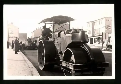 Fotografie Strassenbau, Strassenwalze planiert frisch geteerte Strasse