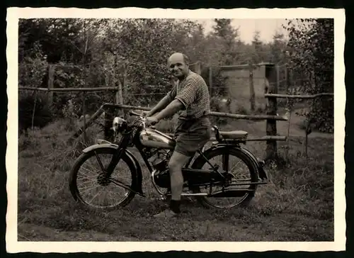 Fotografie Motorrad NSU, Herr auf Krad im Garten 1951