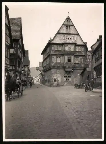 Fotografie unbekannter Fotograf, Ansicht Miltenberg / Main, Strassenansicht in der Altstadt mit Fachwerkhäusern 1930