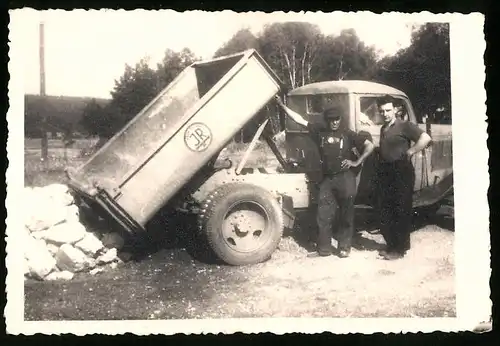 Fotografie Lastwagen Kipper, LKW-Kipper mit Aufschrift IR um 1951