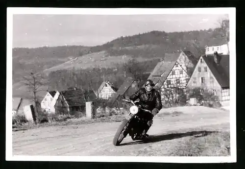 Fotografie Erhard Paul, Nürnberg, Motorradrennen, Kradfahrer auf Motorrad mit Startnummer 18