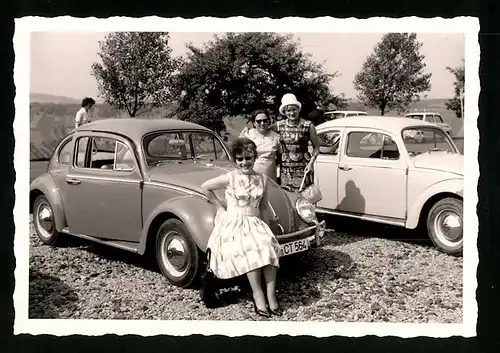 Fotografie Auto VW Käfer, Dame im Sommerkleid lehnt am Volkswagen PKW