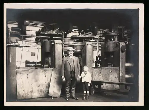 Fotografie Fabrik-Anlage, Vater & Sohn vor Aggregaten einer Fabrikanlage