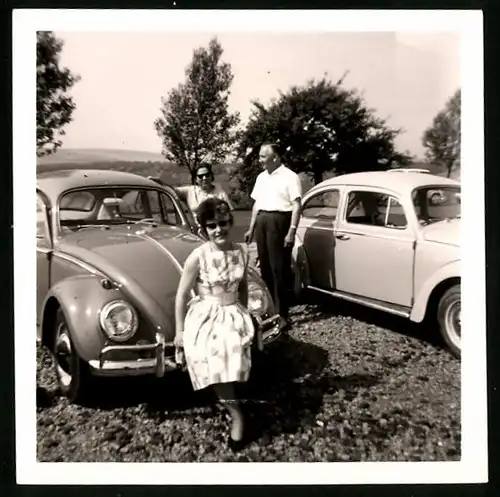Fotografie Auto VW Käfer, Dame im Sommerkleid posiert am Volkswagen PKW
