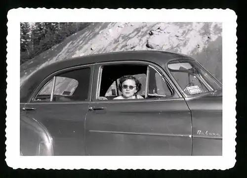 Fotografie Auto Oldsmobile De Luxe, US-Car, Hausfrau mit Sonnenbrille im PKW