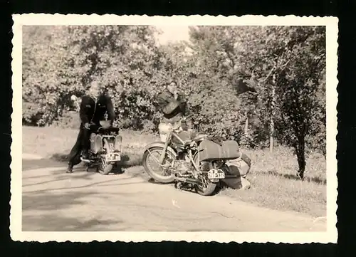 Fotografie Motorrad, Männer mit voll beladenen Krad's auf Urlaubsfahrt, Kennzeichen B769-132