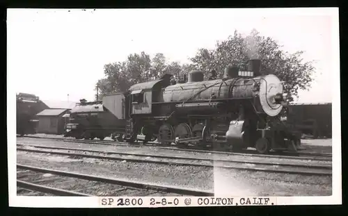 Fotografie unbekannter Fotograf, Ansicht Colton / Kalifornien, Dampflok SP 2800, Eisenbahn USA