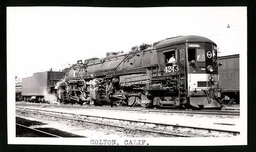 Fotografie unbekannter Fotograf, Ansicht Colton / CA, Dampflok Nr. 4248 der Southern Pacific, Eisenbahn USA