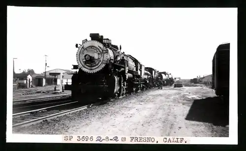 Fotografie unbekannter Fotograf, Ansicht Fresno / CA, Dampflok Nr. 3696 der Southern Pacific, Eisenbahn USA