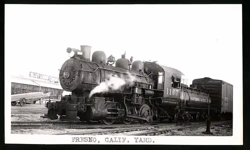 Fotografie unbekannter Fotograf, Ansicht Fresno / CA, Dampflok Nr. 1167 der Southern Pacific Lines, Eisenbahn USA