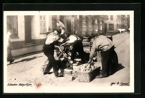 Foto-AK Lübeck, Holzsäger bei der Arbeit