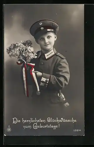 AK Kleiner Soldat mit Blumenstrauss