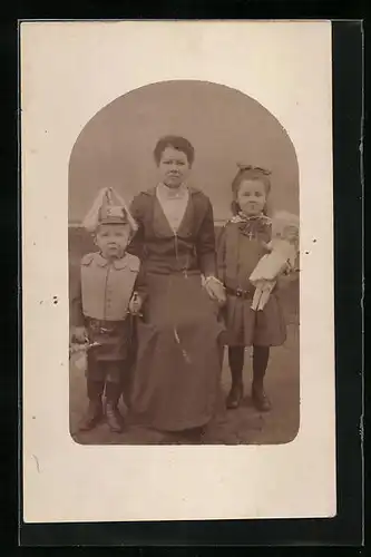 Foto-AK Kleiner Soldat in Galauniform mit Mutter und Schwester