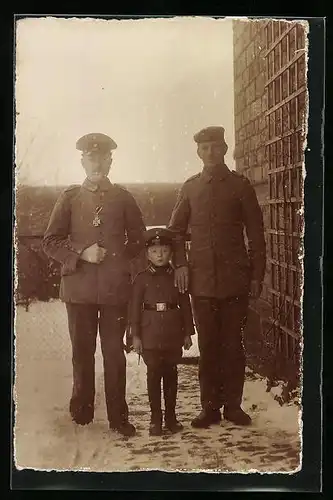 Foto-AK Soldaten und Knabe in Uniform